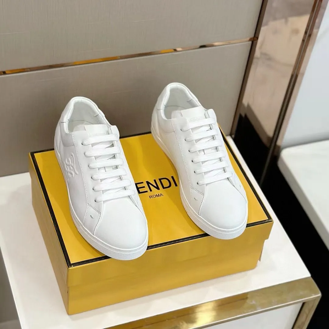 Factory price: 380💰 Fendi men's sports shoes - top version. In the corner, there is no limit to expression, highlighting the FF element cowhide to highlight personality, walking well! The brand letters are embossed with a cowhide label on the shoe mouth. Cowhide upper + cowhide stitching mesh lining + T men's men's shoes 💰U outsole Size: 38-44 (45 customized)